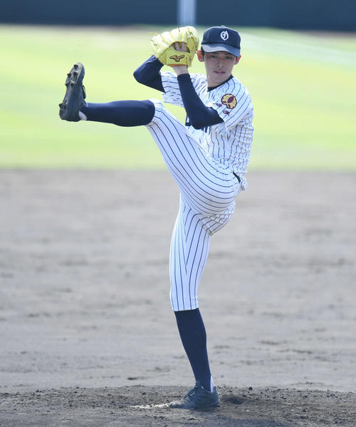 夏の岩手大会準決勝の一関工戦で投球する佐々木