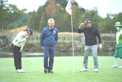 対戦を終えた大里桃子と前田智徳