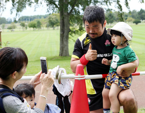 8月28日、網走合宿を打ち上げて子どもサポーターと記念撮影する田中